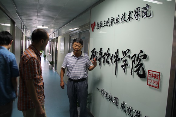 校長(zhǎng)游敏（右一）、董事長(zhǎng)陳相陽（右二）查看教學(xué)場(chǎng)所